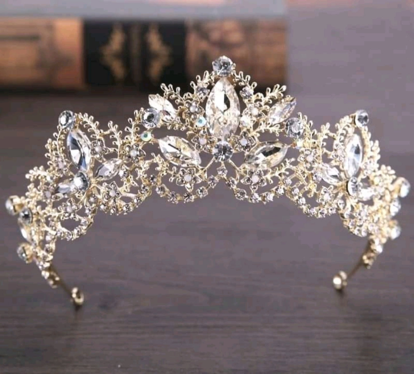 ΝΥΦΙΚΗ ΤΙΑΡΑ